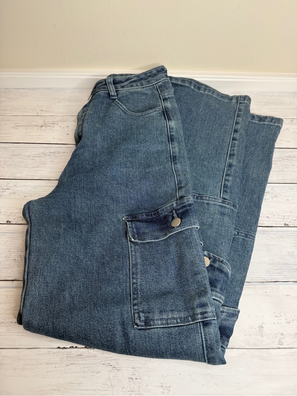 Hot & Delicious Women's Relaxed Cargo Jeans in Washed Blue